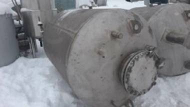 Емкости нержавеющие, объем — 2, 6 куб.м., вертикальные, толстостенные